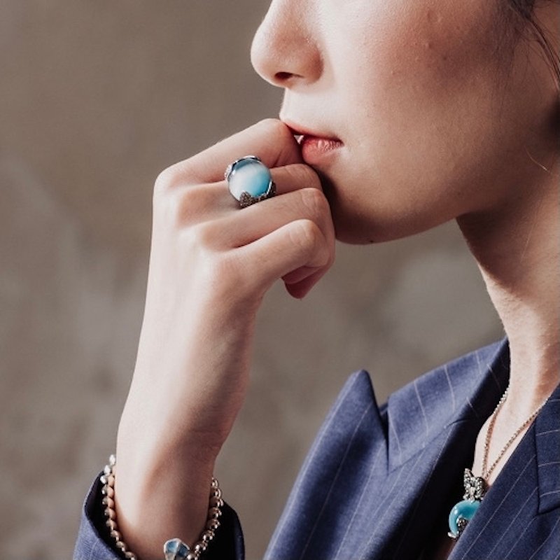 Blue Stone Sophia Collection Bow Ring - แหวนทั่วไป - เงินแท้ สีน้ำเงิน