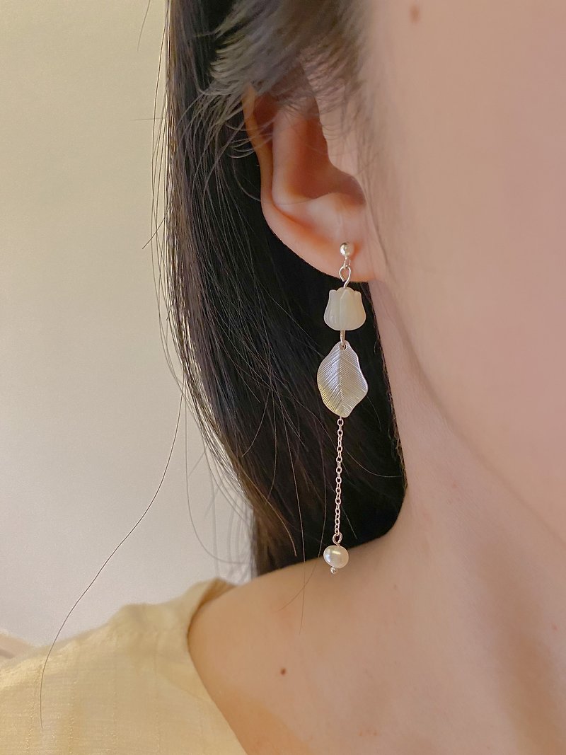 [Soonie] Hand-made 925 Sterling Silver Natural White Shell Carved Lily Of The Valley Earrings - ต่างหู - เงินแท้ สีเงิน