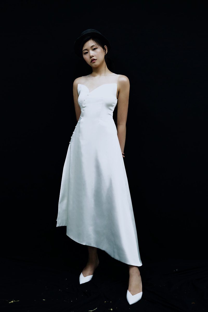 Love Philosophy bridal簡約婚紗－裝飾鈕扣斜裁裙尾連身裙 - 連身裙 - 其他材質 白色