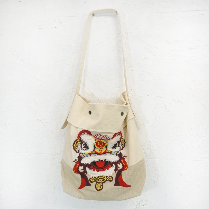 Aman No.23 Embroidery Bag Series Linen Linen Lion Head - กระเป๋าแมสเซนเจอร์ - ผ้าฝ้าย/ผ้าลินิน 