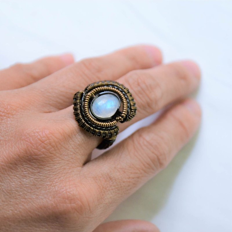 【月光伯爵】 藍暈月光石藝術銅線編織戒 - 戒指 - 寶石 咖啡色