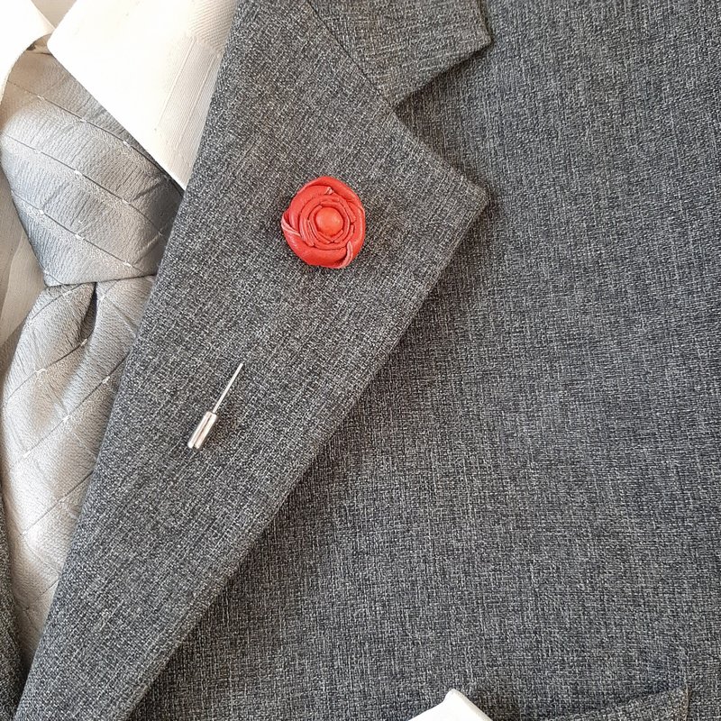 Leather men's lapel pin minimalist rose, Fathers day gift for him Leather bouton - 胸針 - 真皮 紅色