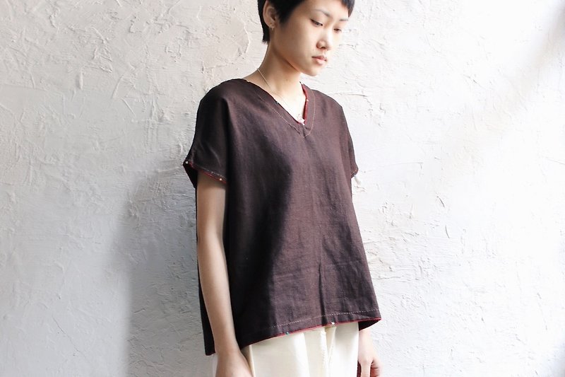 OMAKE Ebony V-Necked Embroidered Short Tee (Dark Brown) - เสื้อยืดผู้หญิง - ผ้าฝ้าย/ผ้าลินิน สีนำ้ตาล