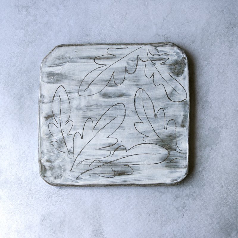 White veneer plate with leaf pattern - จานและถาด - ดินเผา ขาว