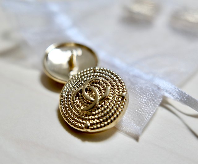 Chanel Vintage CC Button Earrings – Dina C's Fab and Funky