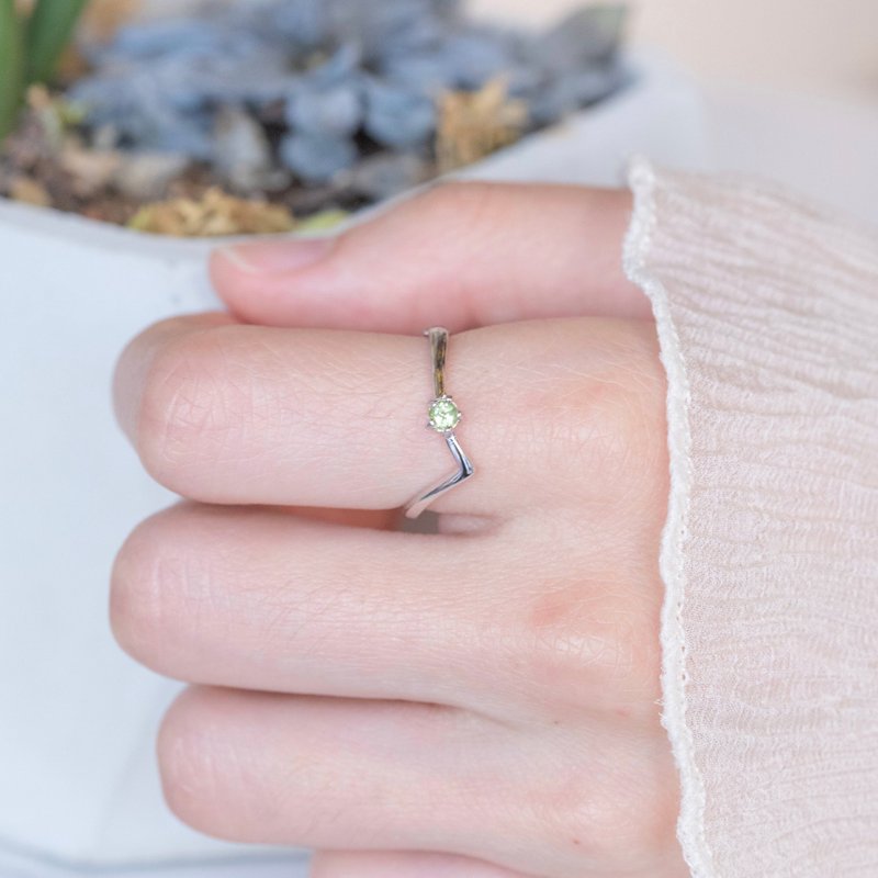 橄欖石925純銀勝利V形戒指 可調式戒指 - 戒指 - 水晶 銀色