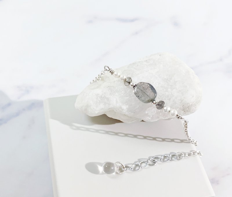 Simple Straight Line Bracelet / Shining Moonlight-Moonstone Pearl Czech Beads 925 Silver Bracelet - สร้อยข้อมือ - เครื่องประดับพลอย สีเทา