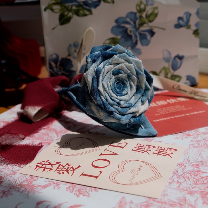 Mother's Day gift box indigo dyed roses blue grass dyed cloth flowers with greeting card gift bag shipped from Taiwan - Dried Flowers & Bouquets - Cotton & Hemp Blue