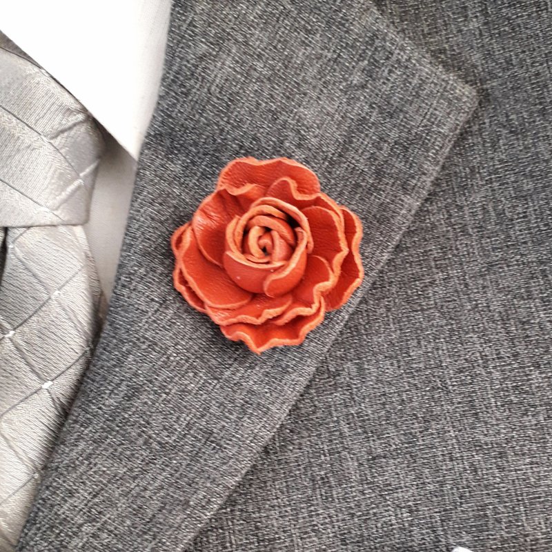 胸針 Mens lapel pin red rose Leather boutonniere 3rd anniversary gift - เข็มกลัด - หนังแท้ สีแดง