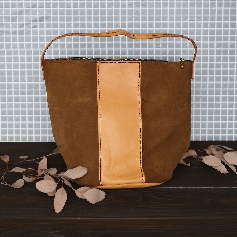 Bucket bag-experiment bag No.005 - กระเป๋าแมสเซนเจอร์ - หนังแท้ สีนำ้ตาล