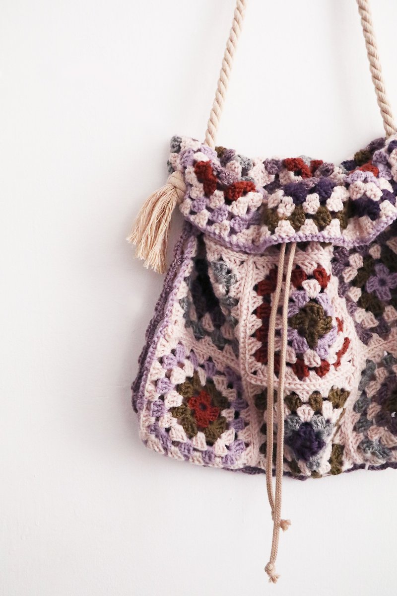 #吃葡萄的老板娘l handmade crocheted neck side backpack - กระเป๋าแมสเซนเจอร์ - ขนแกะ สีม่วง