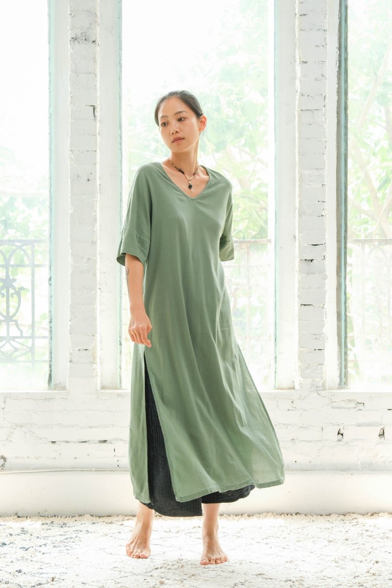 V-neck off-shoulder long dress with side slits/Leiying gray green - ชุดเดรส - ไฟเบอร์อื่นๆ สีเขียว