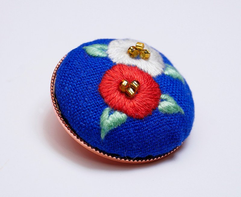 基礎刺繡-山茶花刺繡飾品別針 刺繡工作坊 - 編織/羊毛氈/縫紉 - 棉．麻 
