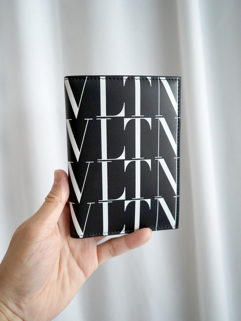 全新VALENTINO黑色真皮VLTN白字護照套證件套錢包 意大利奢侈名牌 - 護照夾/護照套 - 棉．麻 黑色