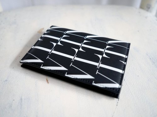 新品 VALENTINO 黒 本革 VLTN 白文字 パスポートホルダー