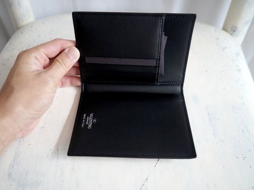 新品 Valentino パスポートケース ホワイト スタッズ付き カバー 新品 Valentino パスポートケース ホワイト スタッズ付き カバー