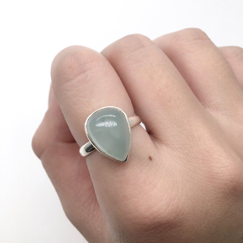 Aquamarine Sapphire Simple Neoprene Ring in Sterling Silver Made in Nepal (Gem Drop) - แหวนทั่วไป - เครื่องเพชรพลอย สีน้ำเงิน