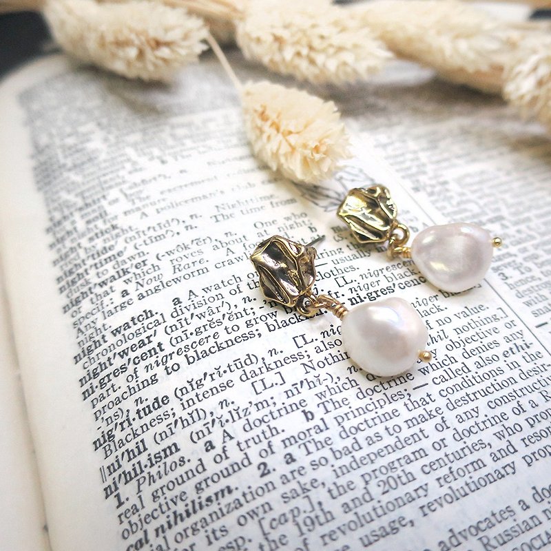 เครื่องประดับพลอย ต่างหู ขาว - VIIART. Sculpted. Vintage vintage gold baroque pearl stud earrings