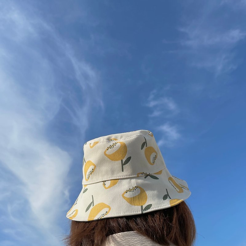 夏の小さな黄色い花の両面漁師の帽子