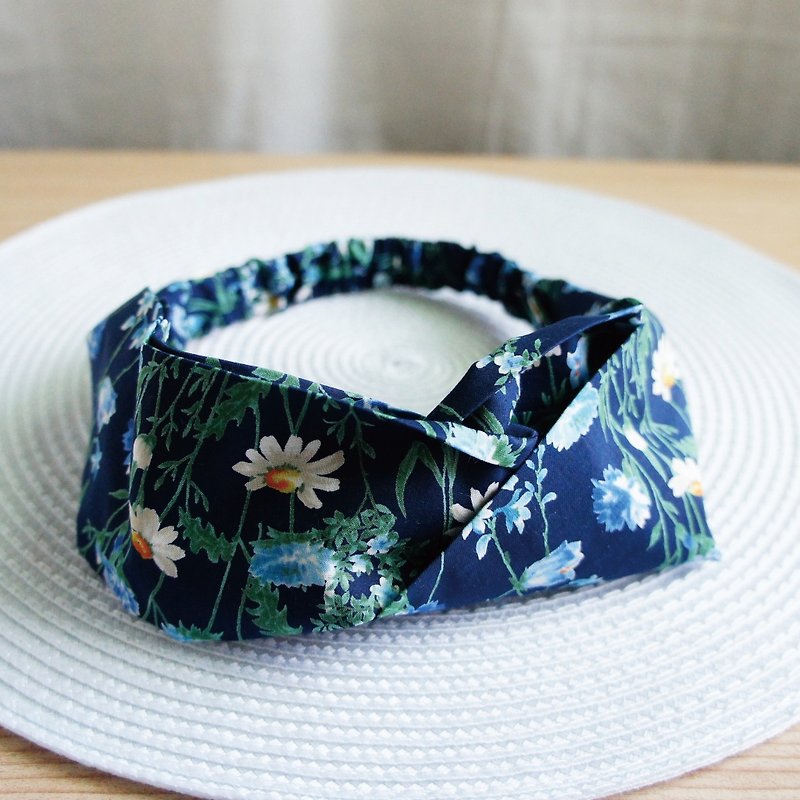 Lovely [Japanese fabric order] Flower and grass game butterfly elastic headband, hair tie [blue background & blue flower] E - Hair Accessories - Cotton & Hemp Blue