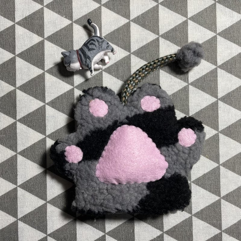 RABBIT LULU Cat Palm Key Case Meatball American Shorthair Grey Tabby - ที่ห้อยกุญแจ - ผ้าฝ้าย/ผ้าลินิน สีเทา