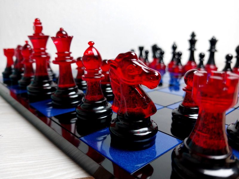 ボード付きカスタム樹脂チェスセット |キングのサイズ 2.75 インチ (7 cm) |エポキシ樹脂 - ボードゲーム・玩具 - レジン レッド