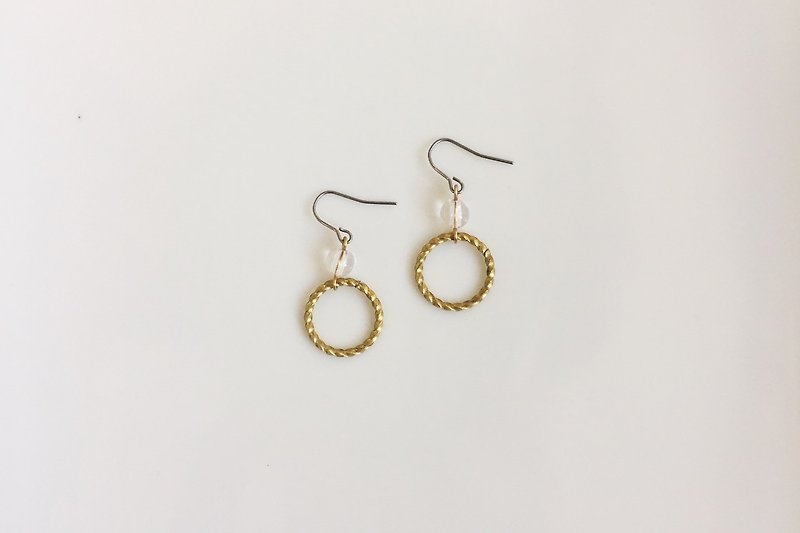 Small Mazi Flower Crystal Brass Earrings - ต่างหู - โลหะ สีทอง
