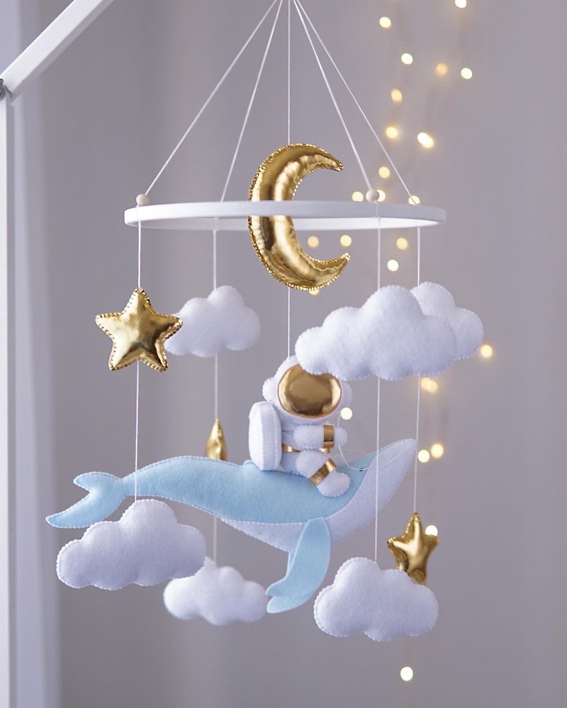 Blue whale and astronaut baby mobile boy. Nursery crib decor. Baby shower gift - ของเล่นเด็ก - ขนแกะ 