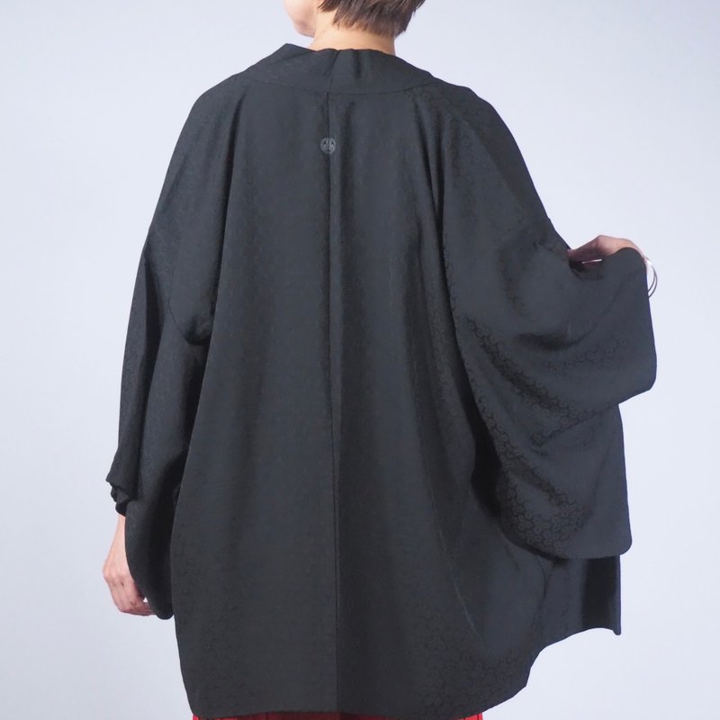 【日本製】 Soft silk black Haori, auspicious pattern, unisex Haori, gift - Women's Casual & Functional Jackets - Silk Black