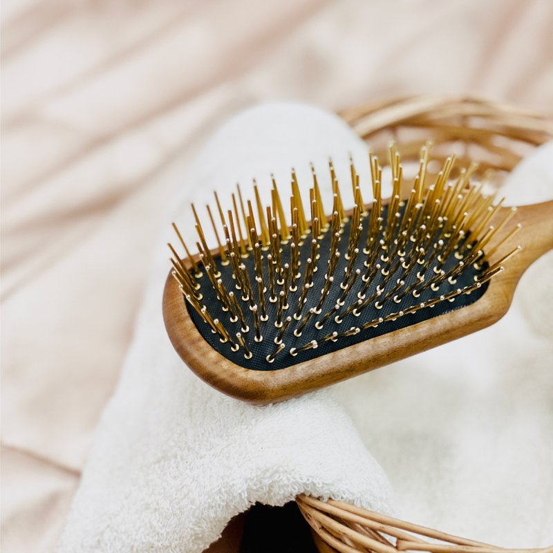 柚木黃金梳 - 減少靜電 柔順不卡髮 職人手工打造 - 彩妝刷具/鏡子/梳子 - 木頭 咖啡色