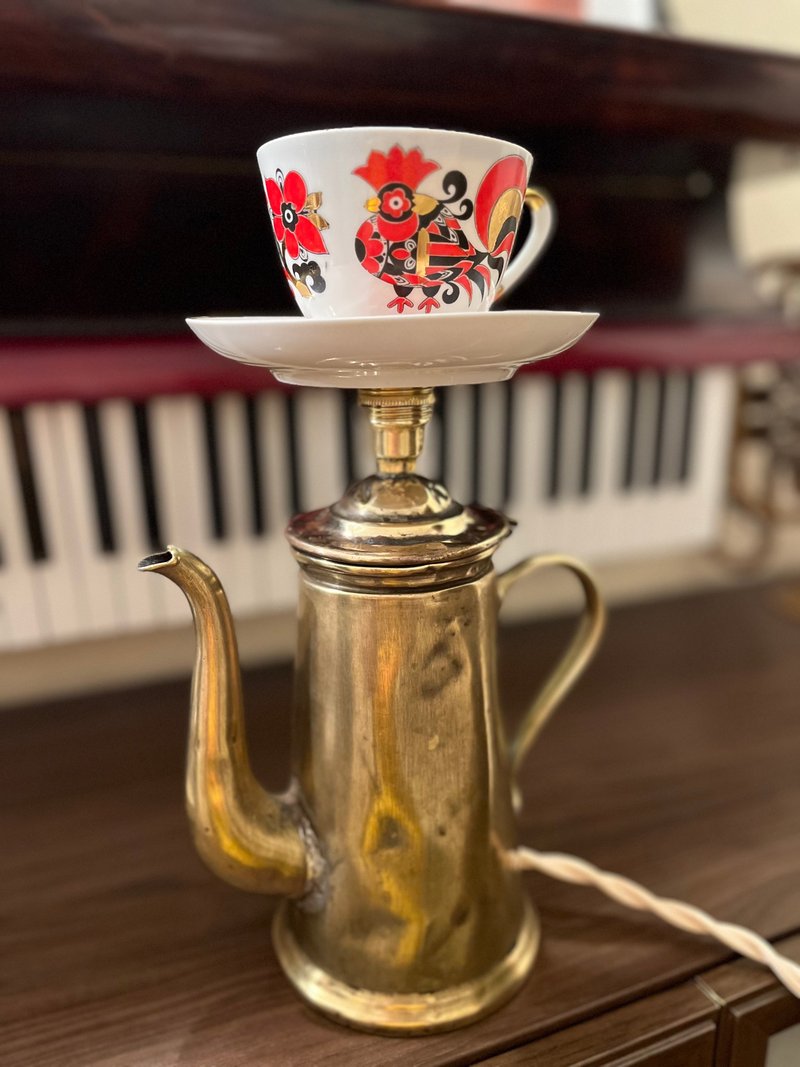 Desk lamp made from an antique coffee pot and tea cup - 燈具/燈飾 - 銅/黃銅 金色
