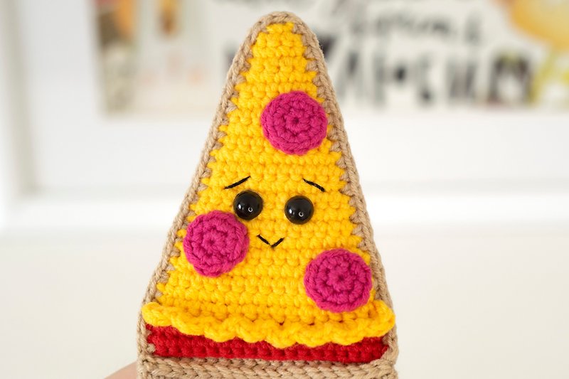 Pepperoni slice of pizza crocheted food for game, kitchen decor, pizzeria decor - 公仔模型 - 棉．麻 黃色
