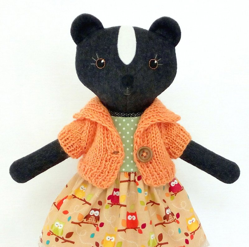 黒いスカンクの女の子、羊毛のぬいぐるみ、手作りのテキスタイル人形