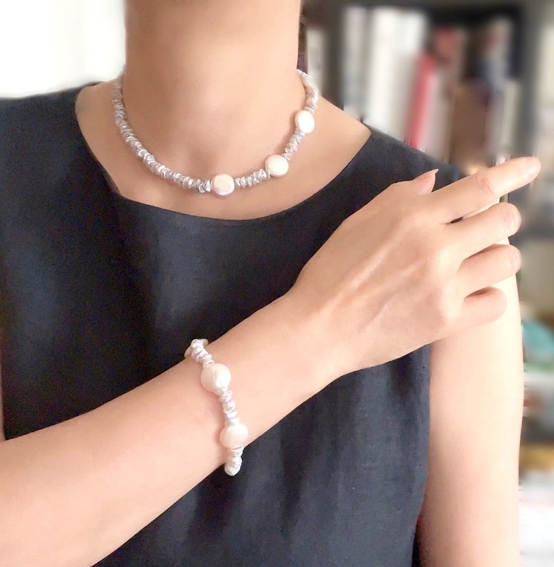 Light silver coin pearl and poppy pearl choker - Chokers - Pearl Silver