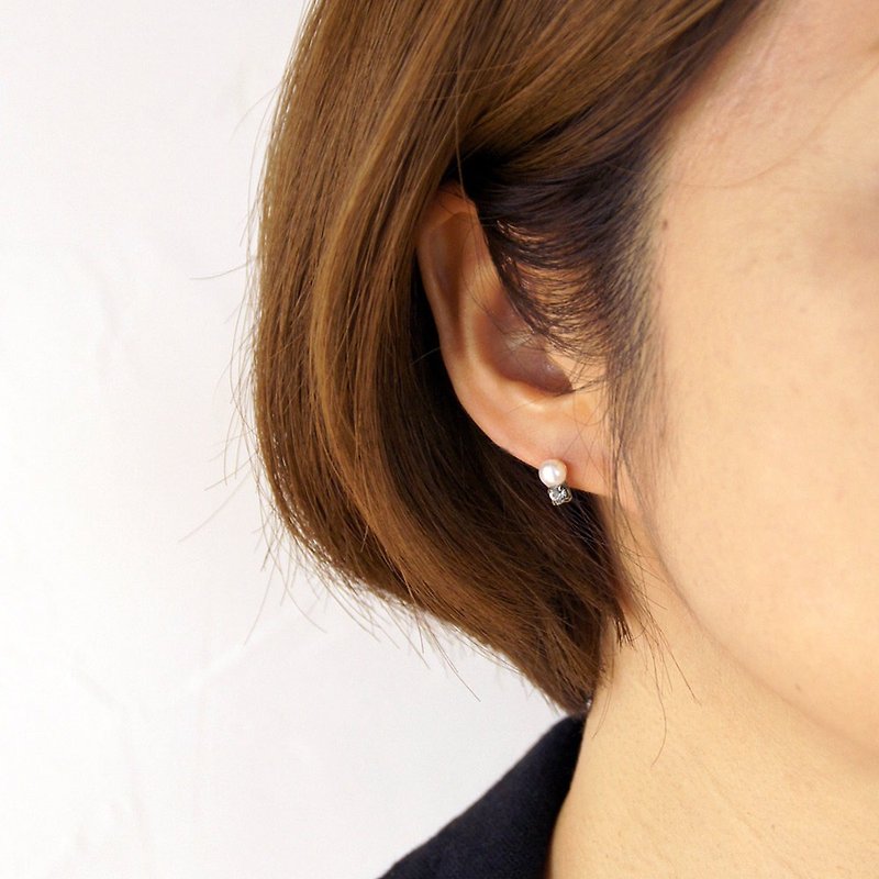 14 kgf freshwater pearl and vintage Swarovski's bubble piercing ear needle / ears - Earrings & Clip-ons - Gemstone White
