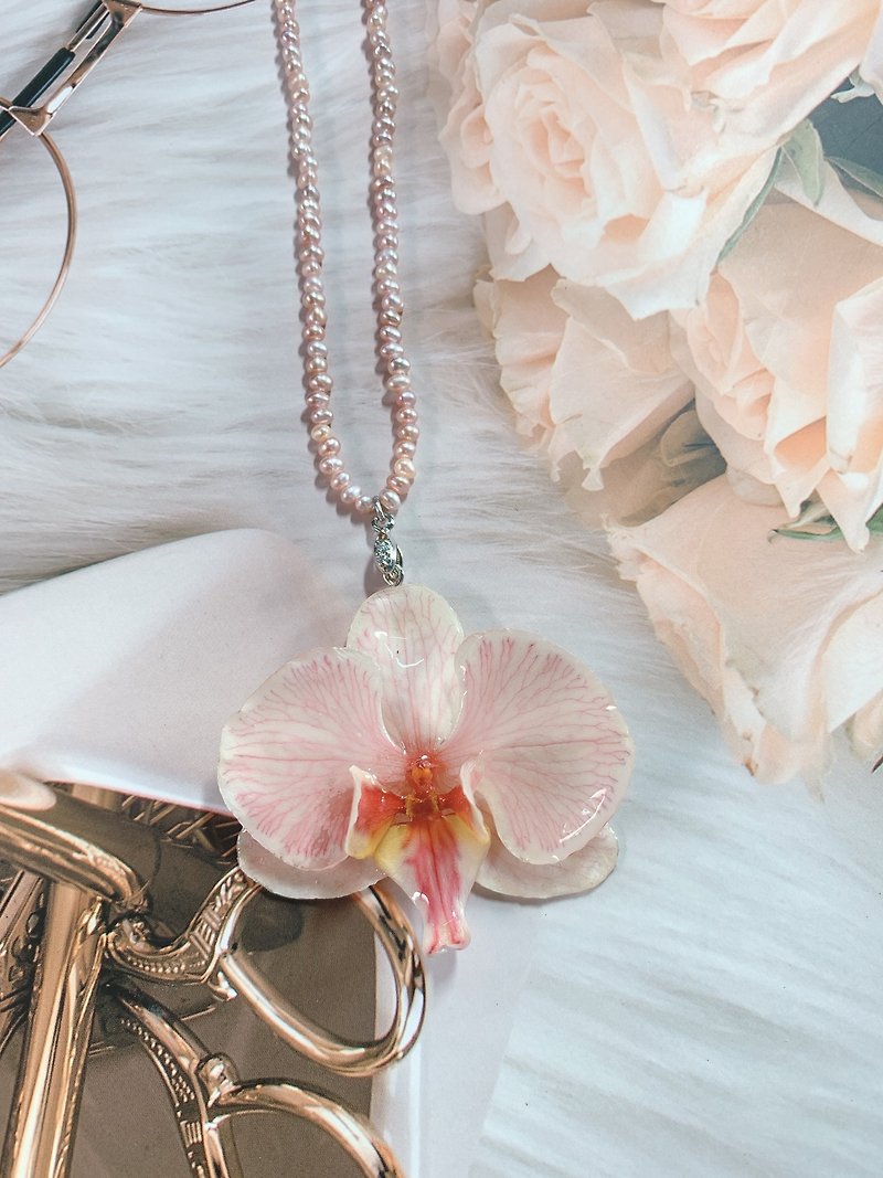 真花項鍊 蘭花珍珠項鍊 天然珍珠 乾燥花 手工創作 七夕送禮 - 項鍊 - 植物．花 粉紅色