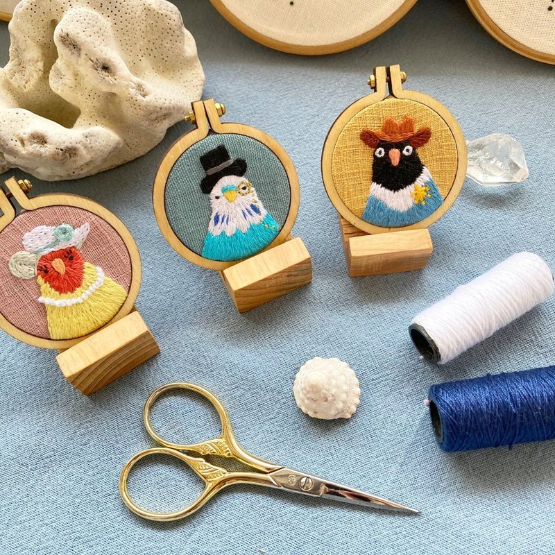 鸚鵡系列創作迷你刺繡畫(可改項鍊) - 擺飾/家飾品 - 繡線 多色