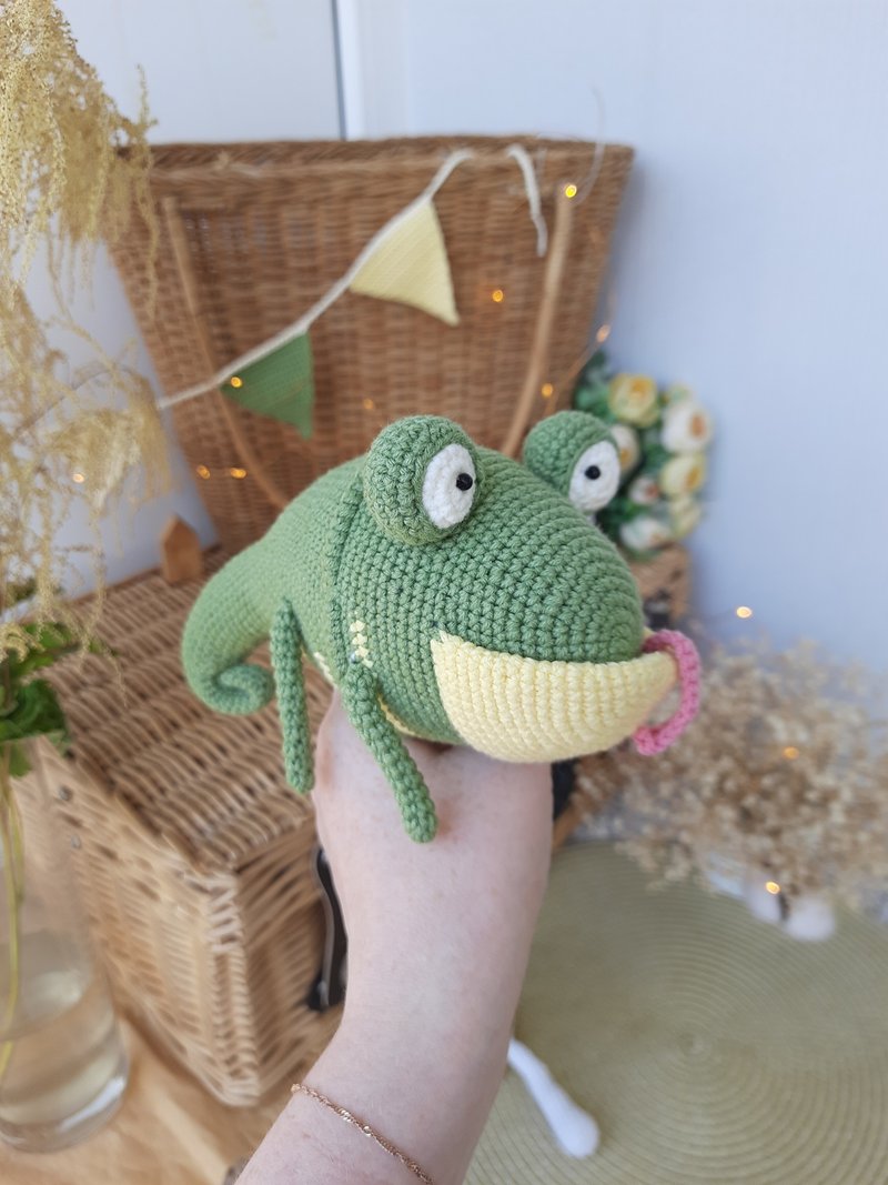 Soft toy lizard. Green lizard crocheted from cotton yarn. 5 inches tall. - 寶寶/兒童玩具/玩偶 - 棉．麻 綠色