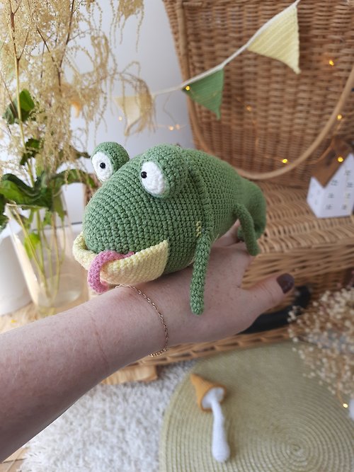 Rizhik_toys Soft toy lizard. Green lizard crocheted from cotton yarn. 5 inches tall.