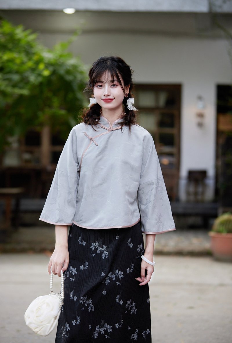 The eldest lady of the Republic of China, light gray dark pattern jacquard Chinese style inverted large sleeve top, new Chinese style Republic of China style Hanfu - Qipao - Polyester Gray