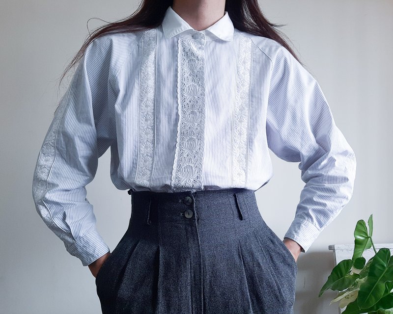 Vintage White Gray Cotton Striped Shirt With White Lace Long Sleeve Shirt Size M - เสื้อผู้หญิง - ผ้าฝ้าย/ผ้าลินิน ขาว