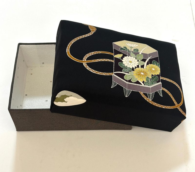 TAKARABAKO－用日本和服布料覆蓋的收納盒。日本製造。體驗日本文 - 收納箱/收納用品 - 絲．絹 黑色