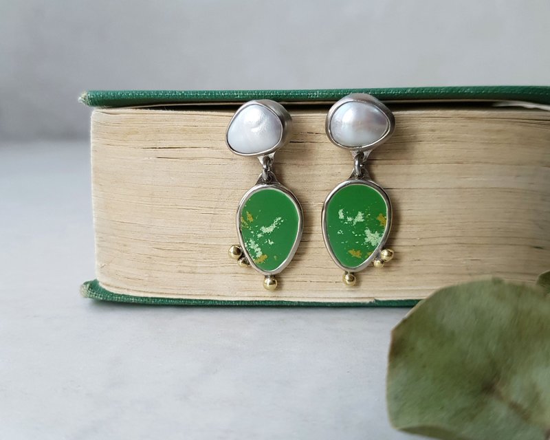 Small green enamel earrings with pearl, Teardrop metal studs - ต่างหู - วัตถุเคลือบ สีเขียว