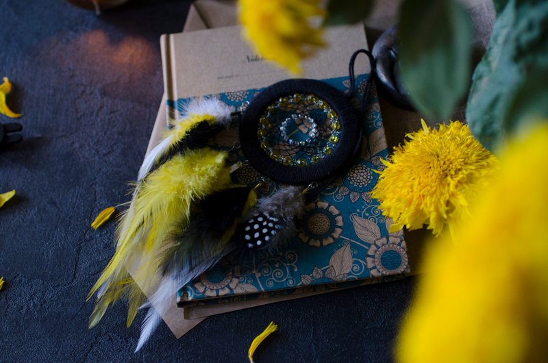 Small black beaded dream catcher with white, yellow and gray feathers Christmas - 壁貼/牆壁裝飾 - 繡線 黃色