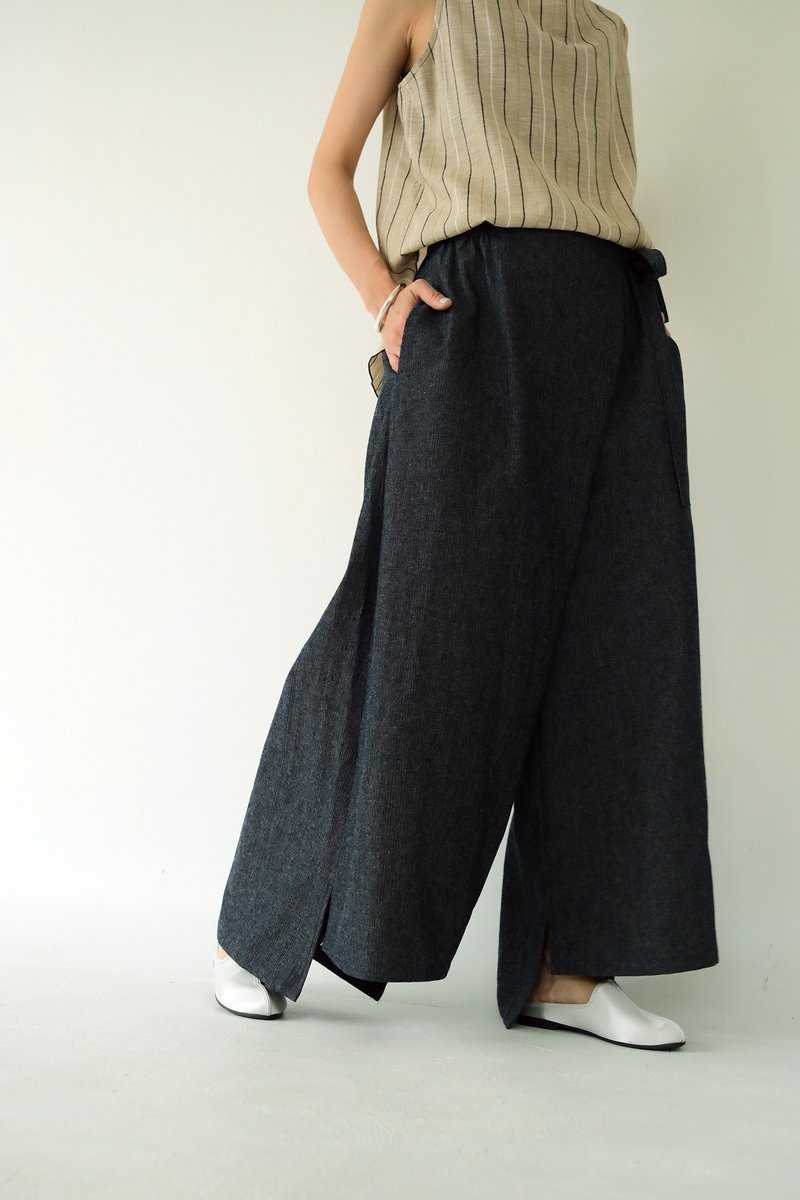 Sichuan Yi WEAR BEING front strap slit short front and long back wide pants dark blue denim - กางเกง - ผ้าฝ้าย/ผ้าลินิน สีน้ำเงิน