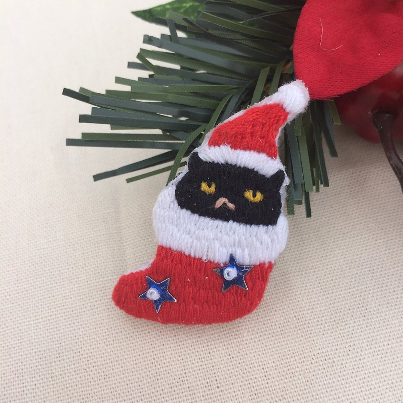 C'est trop Mignon \\ hand-made embroidered Christmas hats * Black Cat pin - Brooches - Thread Red