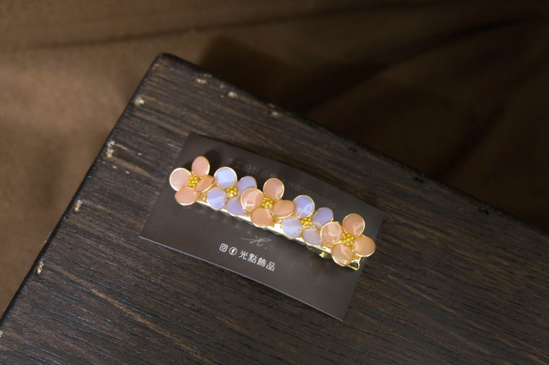 髮夾水晶花_圓花排髮夾(粉紫色) _光點飾品 - 耳環/耳夾/耳骨夾 - 樹脂 白色