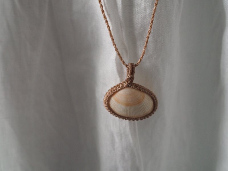 Light cherry color shell necklace - Necklaces - Shell 