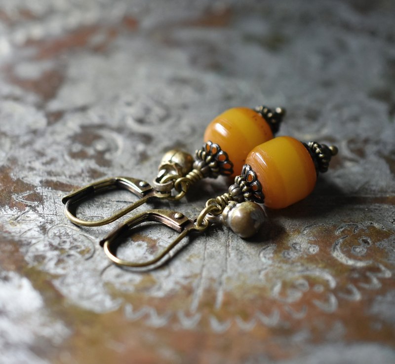 Two-Tone Amber African Amber and Ethnic Bell Earrings Oval - ต่างหู - พลาสติก สีส้ม