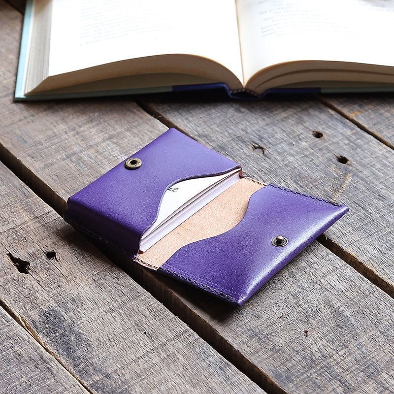 XRetro business card holder∣hibiscus purple hand-dyed vegetable tanned cow leather∣multi-color - ที่เก็บนามบัตร - หนังแท้ สีม่วง